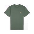 Heren T-shirts Carhartt WIP CHASE T-SHIRT.DUCK GREEN/GOLD. Direct leverbaar uit de webshop van www.vipshop.nl/.